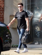 Zac Efron : zac-efron-1440888490.jpg