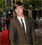 Zac Efron : zac_efron_1221748268.jpg