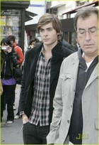 Zac Efron : zac_efron_1223512652.jpg