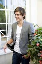 Zac Efron : zac_efron_1224161887.jpg