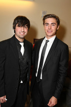 Zac Efron : zac_efron_1224406919.jpg