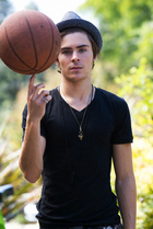 Zac Efron : zac_efron_1227757413.jpg