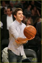 Zac Efron : zac_efron_1258182445.jpg