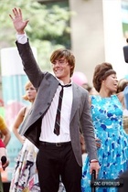 Zac Efron : zac_efron_1272136837.jpg