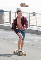 Zac Efron : zac_efron_1300386589.jpg