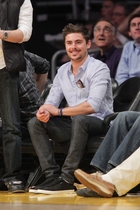 Zac Efron : zac_efron_1301728091.jpg