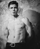 Zane Holtz : zane-holtz-1423065799.jpg