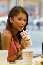 Zendaya Coleman : zendaya-coleman-1342554158.jpg